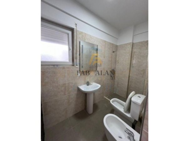 Tirane, jepet me qera apartament 2+1+2+garazh Kati 3, 90 m² 500 € (Kopshti Botanik)