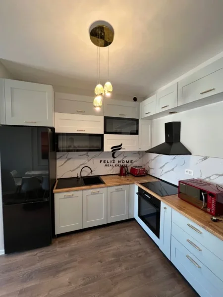 Tirane, jepet me qera apartament 1+1 Kati 21, 77 m² 900 € (RRUGA E KAVAJES)