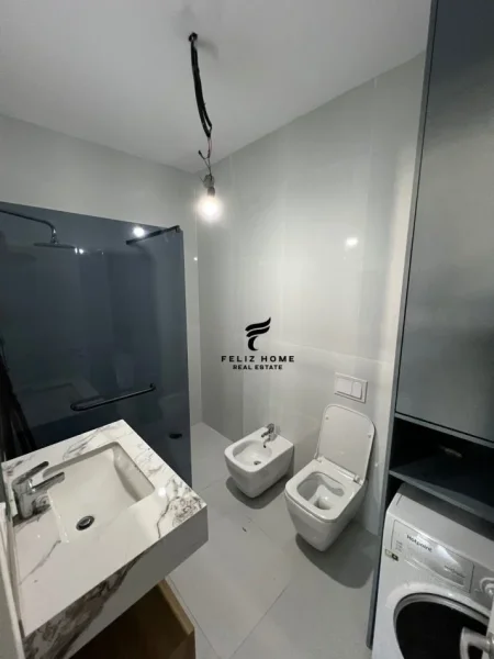 Tirane, jepet me qera apartament 1+1 Kati 21, 77 m² 900 € (RRUGA E KAVAJES)