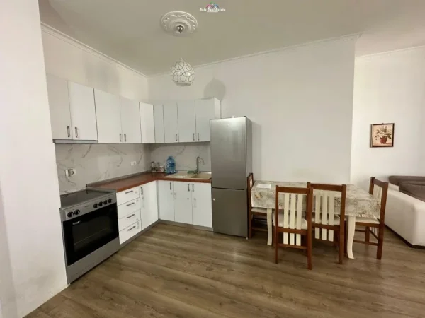 Tirane, jepet me qera apartament 2+1 Kati 4, 90 m² 800 € (komuna e parisit)