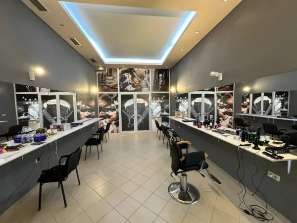 Tirane, jepet me qera dyqan Kati 0, 42 m² 430 € (Astir)