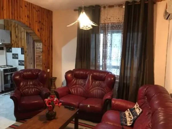 Tirane, jepet me qera apartament 1+1+Ballkon Kati 2, 65 m² 400 € (rruga e dibres , te shkolla e medresese)