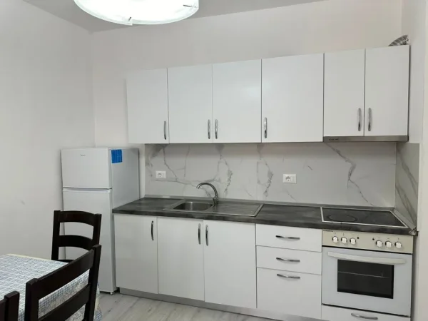 Tirane, jepet me qera apartament 1+1+Ballkon Kati 3, 75 m² 380 € (rruga sokrat miho)