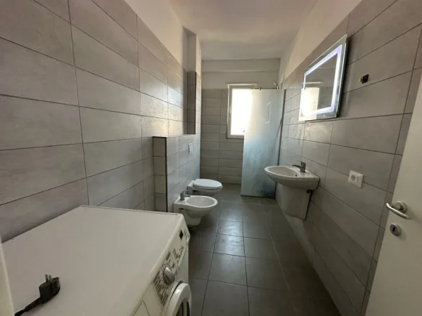 Tirane, jepet me qera apartament 1+1+Ballkon Kati 3, 75 m² 380 € (rruga sokrat miho)