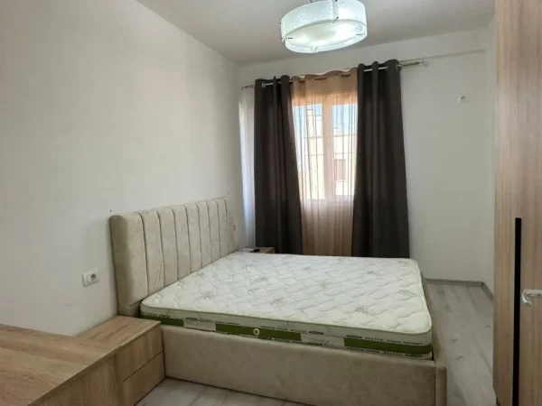 Tirane, jepet me qera apartament 1+1+Ballkon Kati 3, 75 m² 380 € (rruga sokrat miho)