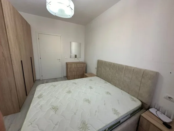 Tirane, jepet me qera apartament 1+1+Ballkon Kati 3, 75 m² 380 € (rruga sokrat miho)