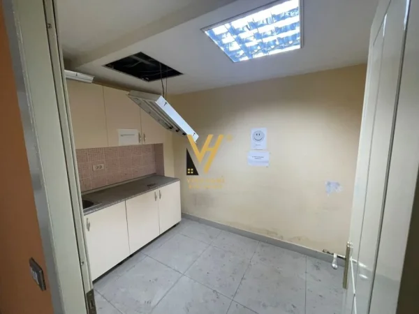 Tirane, jepet me qera zyre Kati -1, 350 m² 2.500 € (BLLOKU , PRAN LSI)