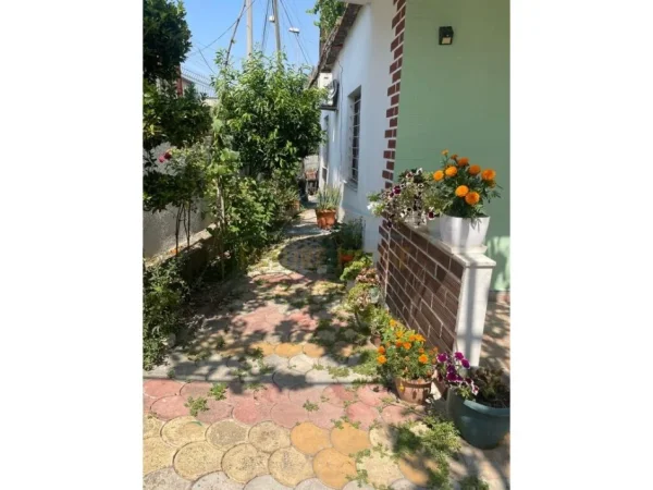 Tirane, shitet shtepi 2+1+Aneks+Ballkon Kati 1, 187 m² 130.000 € (Kthesa e Kamzes)