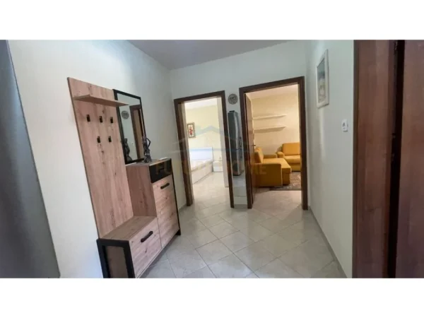 Tirane, jepet me qera apartament 1+1 Kati 2, 53 m² 450 € (Rr Bardhyl)