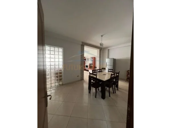 Tirane, jepet me qera apartament 1+1+Ballkon Kati 2, 97 m² 500 € (Komuna e Parisit)