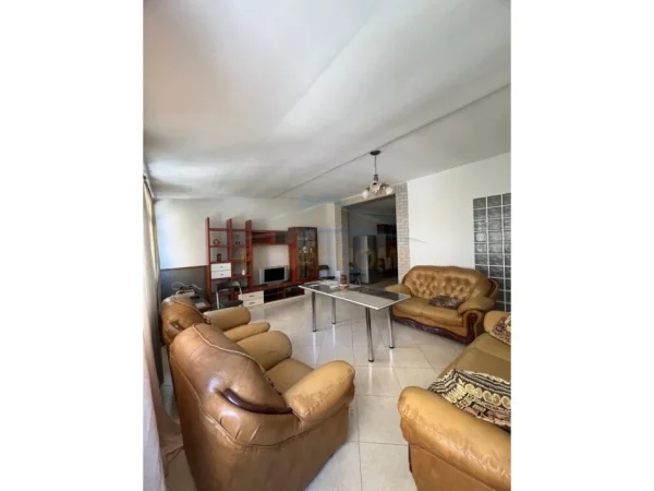 Tirane, jepet me qera apartament 1+1+Ballkon Kati 2, 97 m² 500 € (Komuna e Parisit)