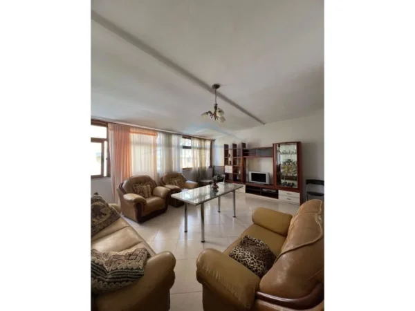 Tirane, jepet me qera apartament 1+1+Ballkon Kati 2, 97 m² 500 € (Komuna e Parisit)