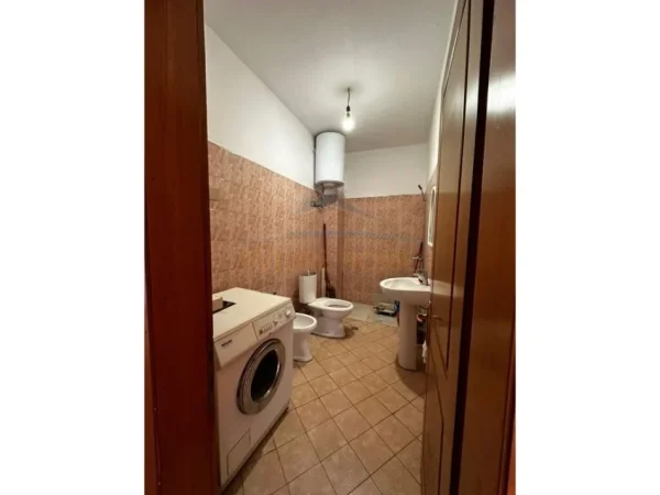 Tirane, jepet me qera apartament 2+1 Kati 8, 112 m² 500 € (Rruga e Kavajes)