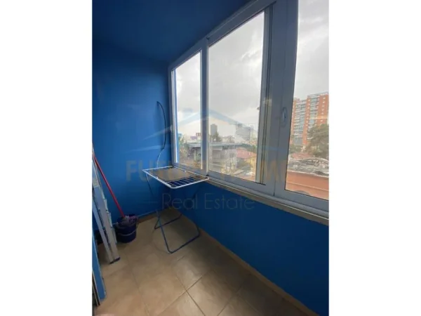 Tirane, jepet me qera apartament 1+1 Kati 3, 77 m² 1.000 € (Qender, Tirane)