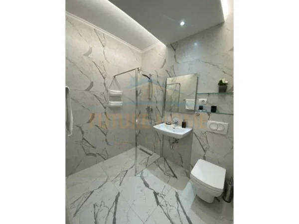 Tirane, jepet me qera apartament 1+1 Kati 3, 77 m² 1.000 € (Qender, Tirane)