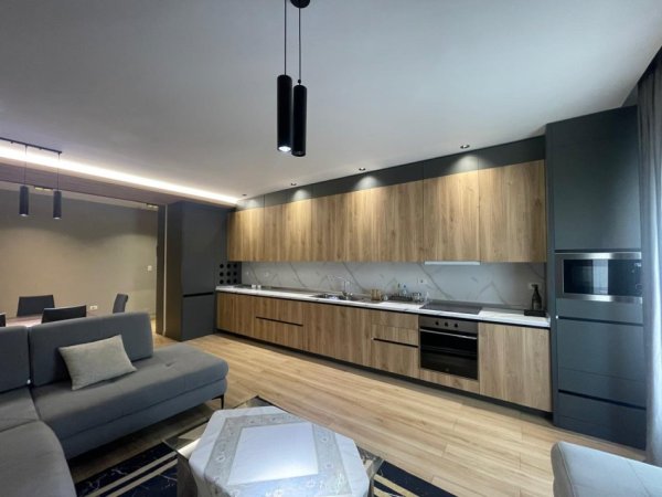 Tirane, jepet me qera apartament 2+1+Ballkon Kati 8, 100 m² 600 € (Golden Park Residence)