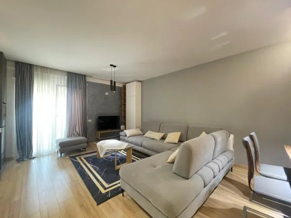 Tirane, jepet me qera apartament 2+1+Ballkon Kati 8, 100 m² 600 € (Golden Park Residence)