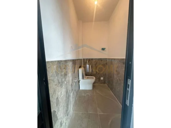 Tirane, jepet me qera ambjent biznesi Kati 3, 110 m² 1.200 € (Rruga Aleksander Moisiu, Kinostudio)