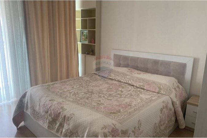 Tirane, jepet me qera apartament 1+1 Kati 8, 55 m² 650 € (Apartament me qira , 1+1. Kompleksi Kika 2)