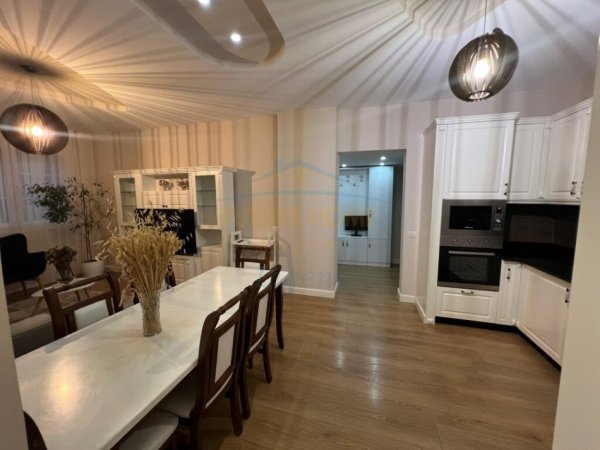 Tirane, jepet me qera apartament Kati 1, 90 m² 180.000 € (Rruga Hamdi Garunja.)