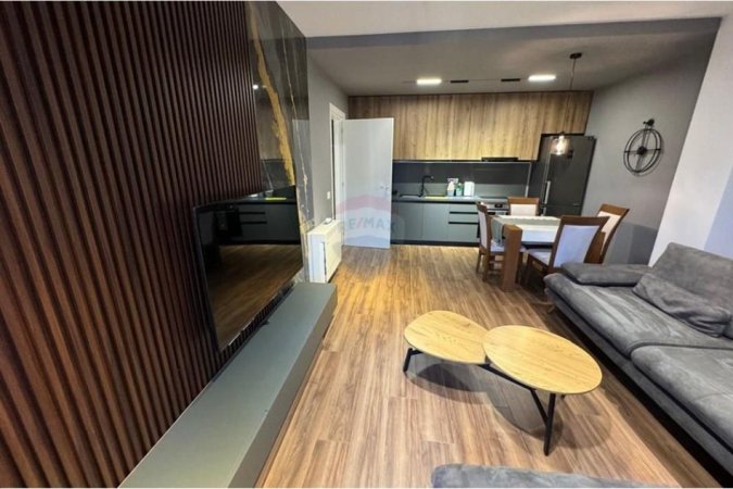 Tirane, jepet me qera apartament 1+1 Kati 5, 86 m² 800 € (Pazari i Ri)