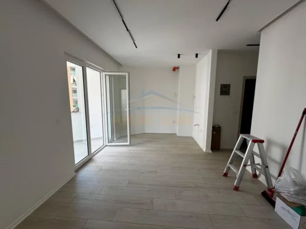 Tirane, jepet me qera apartament 1+1+Ballkon Kati 4, 66 m² 400 € (Unaza e Re)