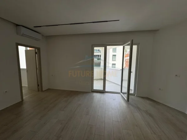Tirane, jepet me qera apartament 1+1+Ballkon Kati 4, 66 m² 400 € (Unaza e Re)