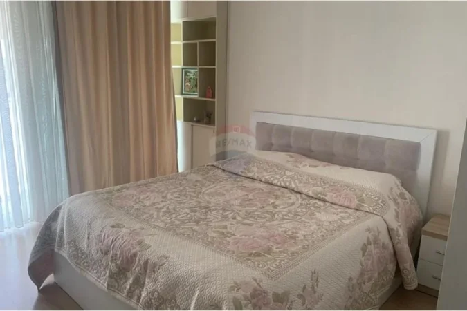 Tirane, jepet me qera apartament 1+1 , 55 m² 650 € (Komuna e Parisit)