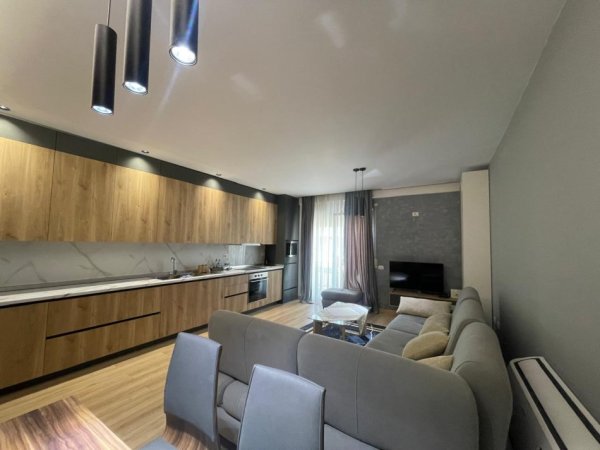 Tirane, jepet me qera apartament 2+1+Ballkon Kati 8, 100 m² 600 € (Rruga e Kavajes, Spitali Amerikan 3)