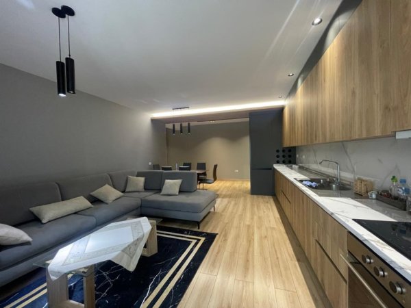 Tirane, jepet me qera apartament 2+1+Ballkon Kati 8, 100 m² 600 € (Rruga e Kavajes, Spitali Amerikan 3)