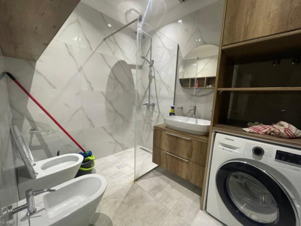 Tirane, jepet me qera apartament 2+1+Ballkon Kati 8, 100 m² 600 € (Rruga e Kavajes, Spitali Amerikan 3)