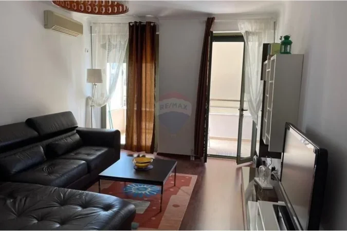 Tirane, jepet me qera apartament 2+1 Kati 9, 110 m² 800 € (Komuna e Parisit)