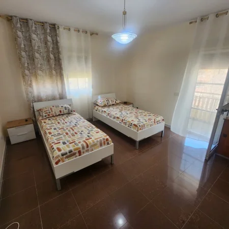 Durres, jepet me qera apartament 3+2+Ballkon Kati 4, 165 m² 600 € (Vollga, Durres)