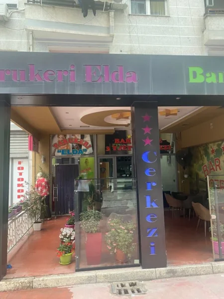 Tirane, shiten 2 ambjente dyqane Kati 0, 57 m² 160.000 € (tek kthesa e kamzes, pallatet e verdha)