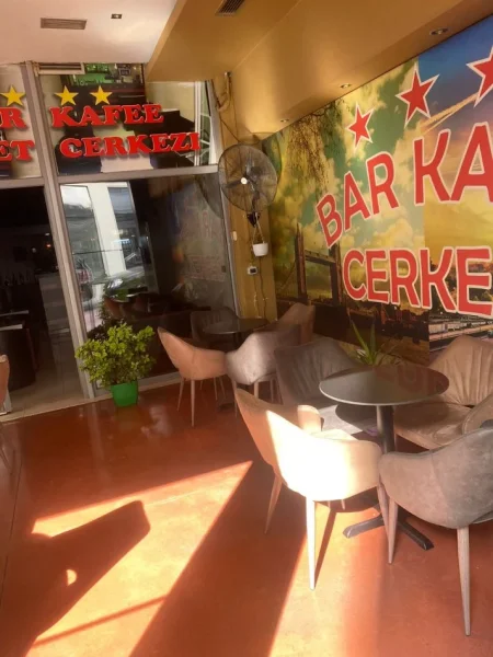 Tirane, shiten 2 ambjente dyqane Kati 0, 57 m² 160.000 € (tek kthesa e kamzes, pallatet e verdha)