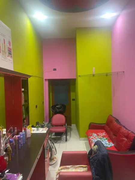 Tirane, shiten 2 ambjente dyqane Kati 0, 57 m² 160.000 € (tek kthesa e kamzes, pallatet e verdha)