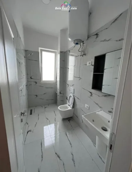 Tirane, jepet me qera Vile 2+1 Kati 1, 85 m² 400 € (kamez)