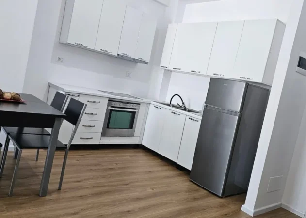 Tirane, jepet me qera apartament 1+1+Ballkon Kati 7, 400 m² 400 € (Ali Demi)