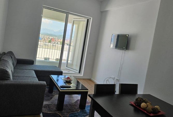 Tirane, jepet me qera apartament 1+1+Ballkon Kati 7, 400 m² 400 € (Ali Demi)