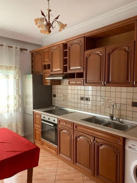 Tirane, jepet me qera apartament 2+1 Kati 2, 110 m² 350 € (Rruga Haki Stermilli)