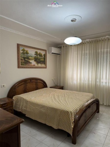 Tirane, jepet me qera 2+1 Kati 5, 85 m² 700 € (qender)