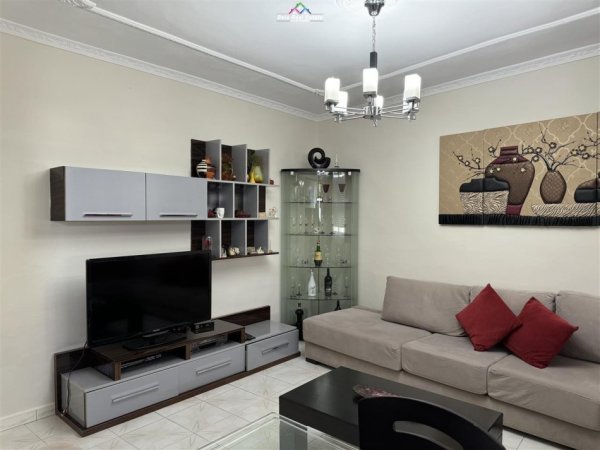 Tirane, jepet me qera 2+1 Kati 5, 85 m² 700 € (qender)