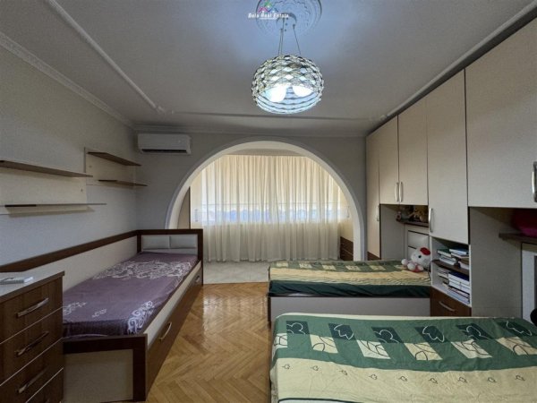 Tirane, jepet me qera 2+1 Kati 5, 85 m² 700 € (qender)