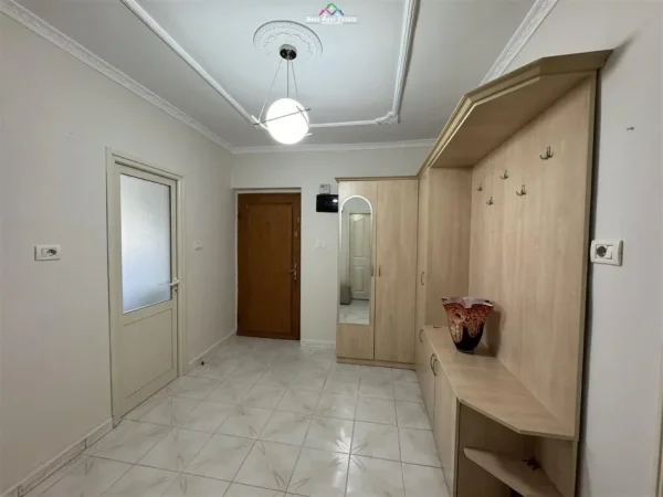 Tirane, jepet me qera 2+1 Kati 5, 85 m² 700 € (qender)