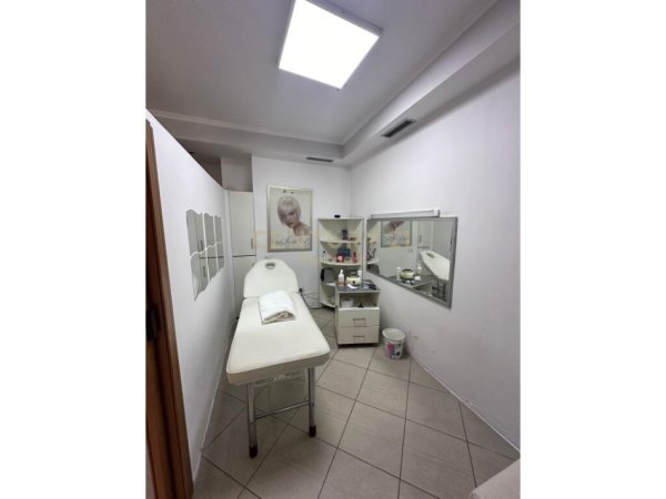 Tirane, jepet me qera zyre Kati 2, 65 m² 600 € (Rruga e Kavajës, Rruga &quot;Islam Alla&quot;, te Mulliri)