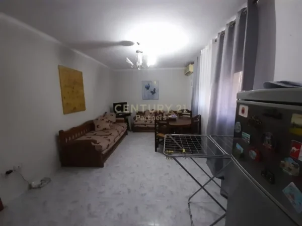 Tirane, jepet me qera apartament 1+1 Kati 1, 56 m² 400 € (Vasil Shanto, Rruga "Irfan Tomini")