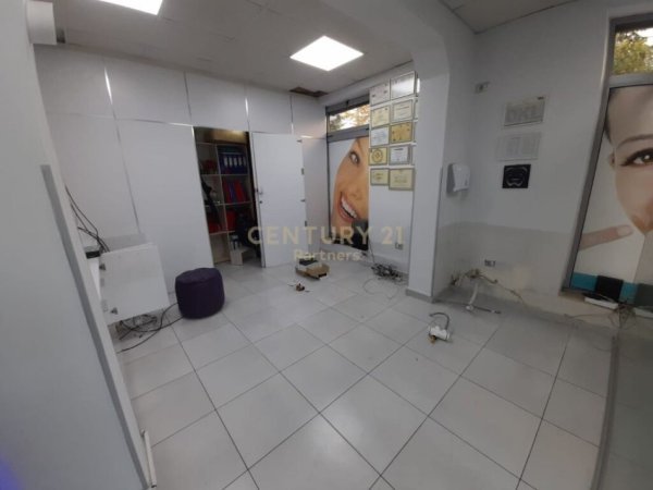 Tirane, jepet me qera dyqan Kati 0, 28 m² 500 € (Vasil Shanto, Rruga &quot;Irfan Tomini&quot;)