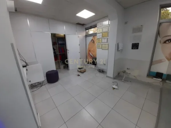 Tirane, jepet me qera dyqan Kati 0, 28 m² 500 € (Vasil Shanto, Rruga "Irfan Tomini")