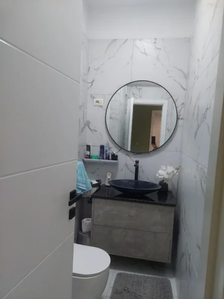 Tirane, jepet me qera apartament 3+1+Ballkon Kati 1, 120 m² 1.000 € (selvia)
