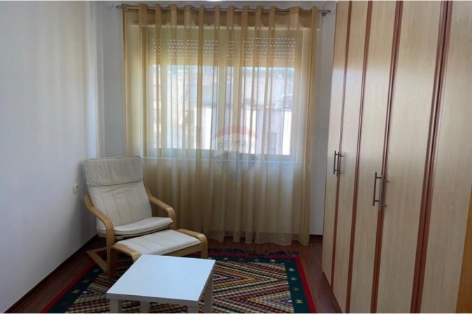 Tirane, jepet me qera 2+1 Kati 9, 110 m² 800 € (APARTAMENT 2+1+2 PER QIRA TE KOMUNA E PARISIT)